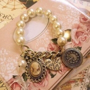Topstaronline (TM) Retro Vintage Heart Queen Head Pearl Bracelet